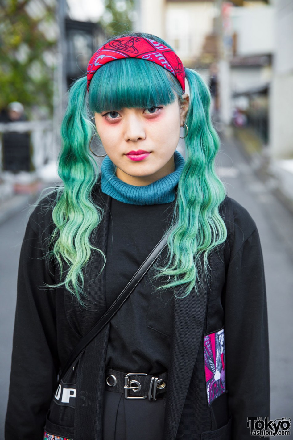 Harajuku Girls in Dark Street Fashion w/ Vivienne Westwood, Funky Fruit ...