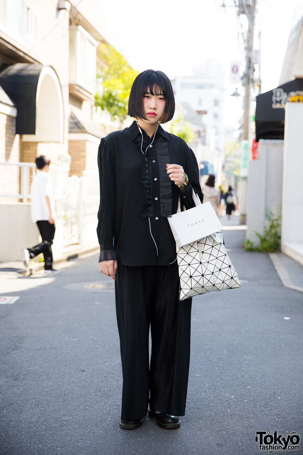 Harajuku Girl in Black Vintage Fashion w/ Bao Bao Issey Miyake & Martin –  Tokyo Fashion