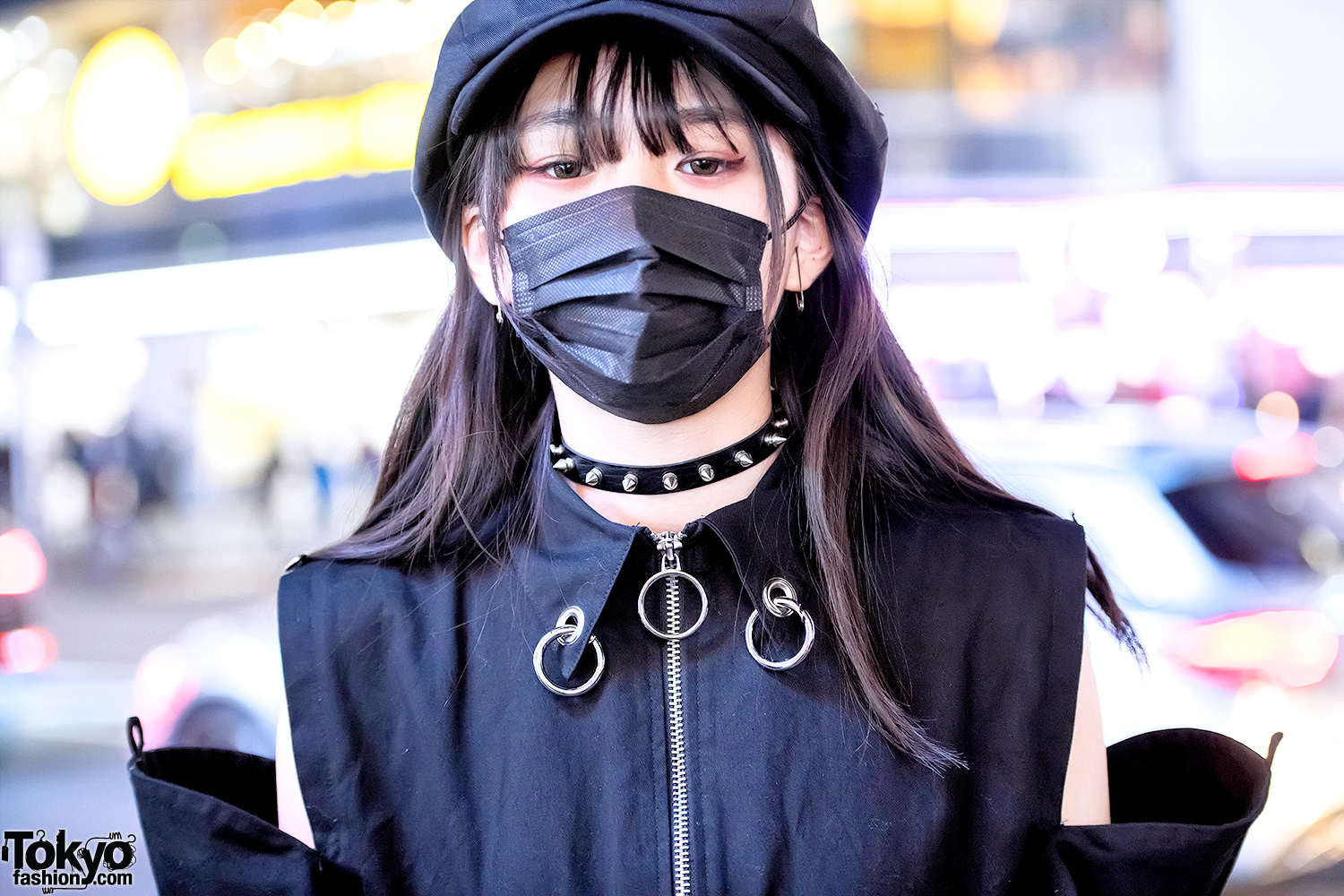 Девушка в чёрной маске на рот