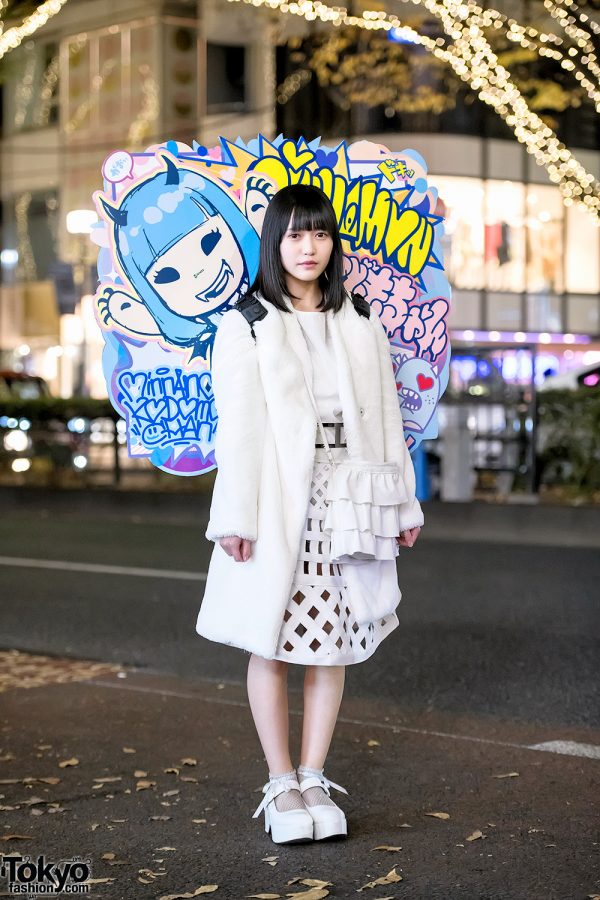 Minna no Kodomo-chan Idol in Harajuku Wearing All White & Kawaii Signboard