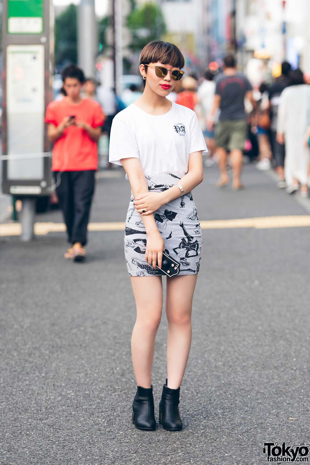 Harajuku Girl in Monochrome Street Fashion w/ Pebbles, Jeremy Scott & Police Lifestyle