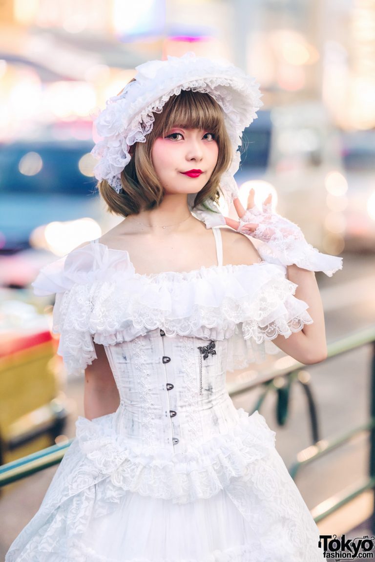 White Lolita Fashion in Harajuku w/ MR Corset, Na+H, Triple Fortune
