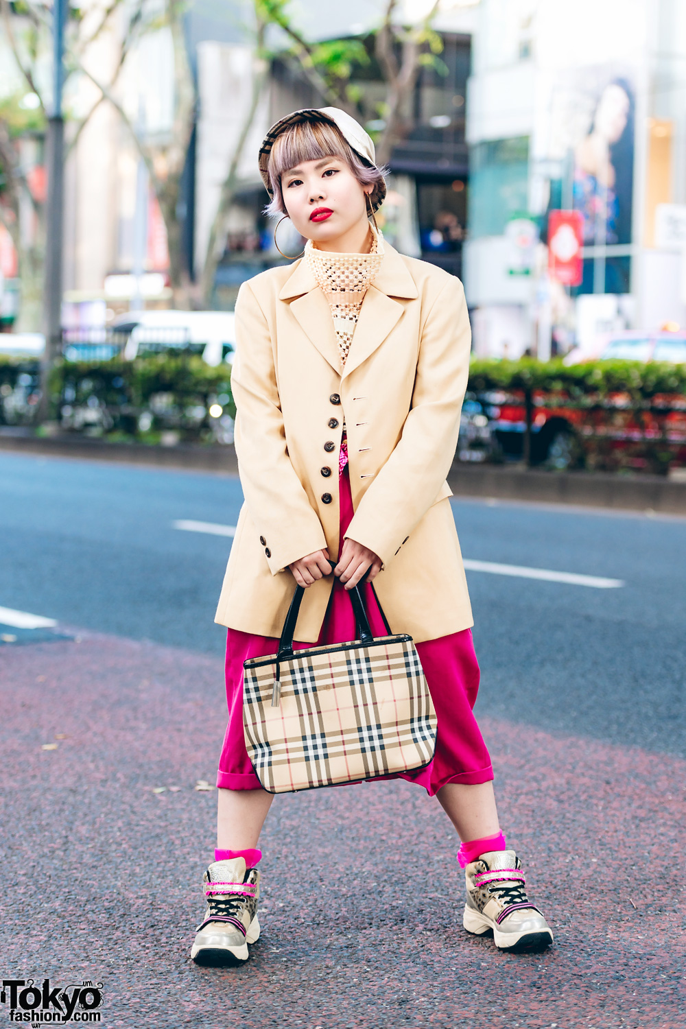 Harajuku Girl in Two-Tone Street Style w/ Hismiss Blazer, Burberry Bucket Hat & Plaid Handbag