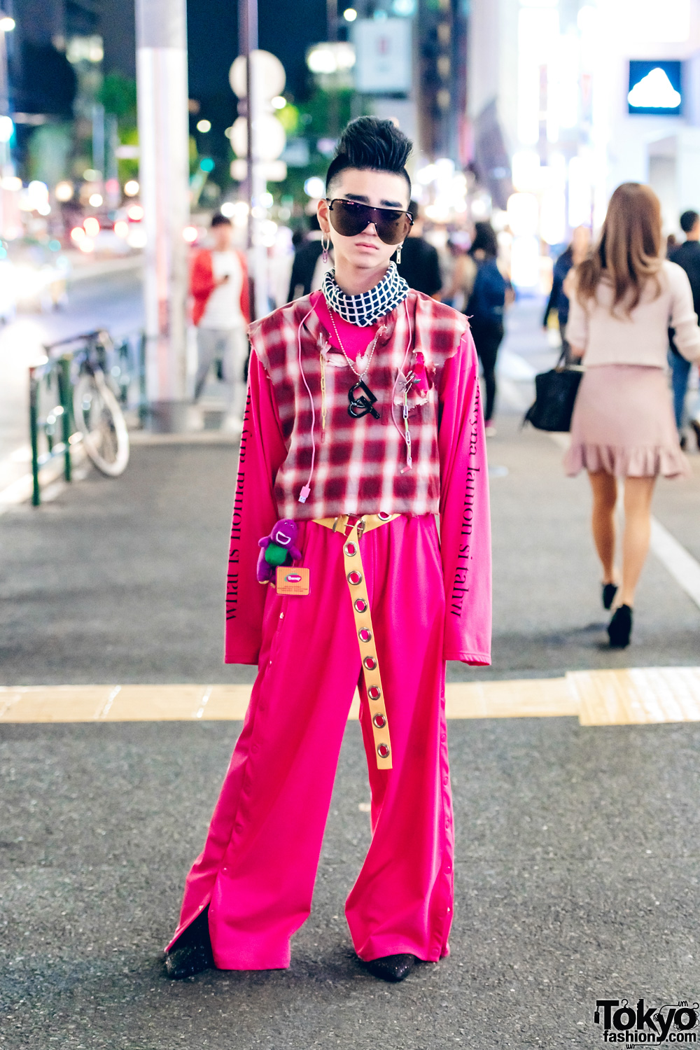 Stylish Harajuku Teen in Pink Remake and Vintage Street Fashion