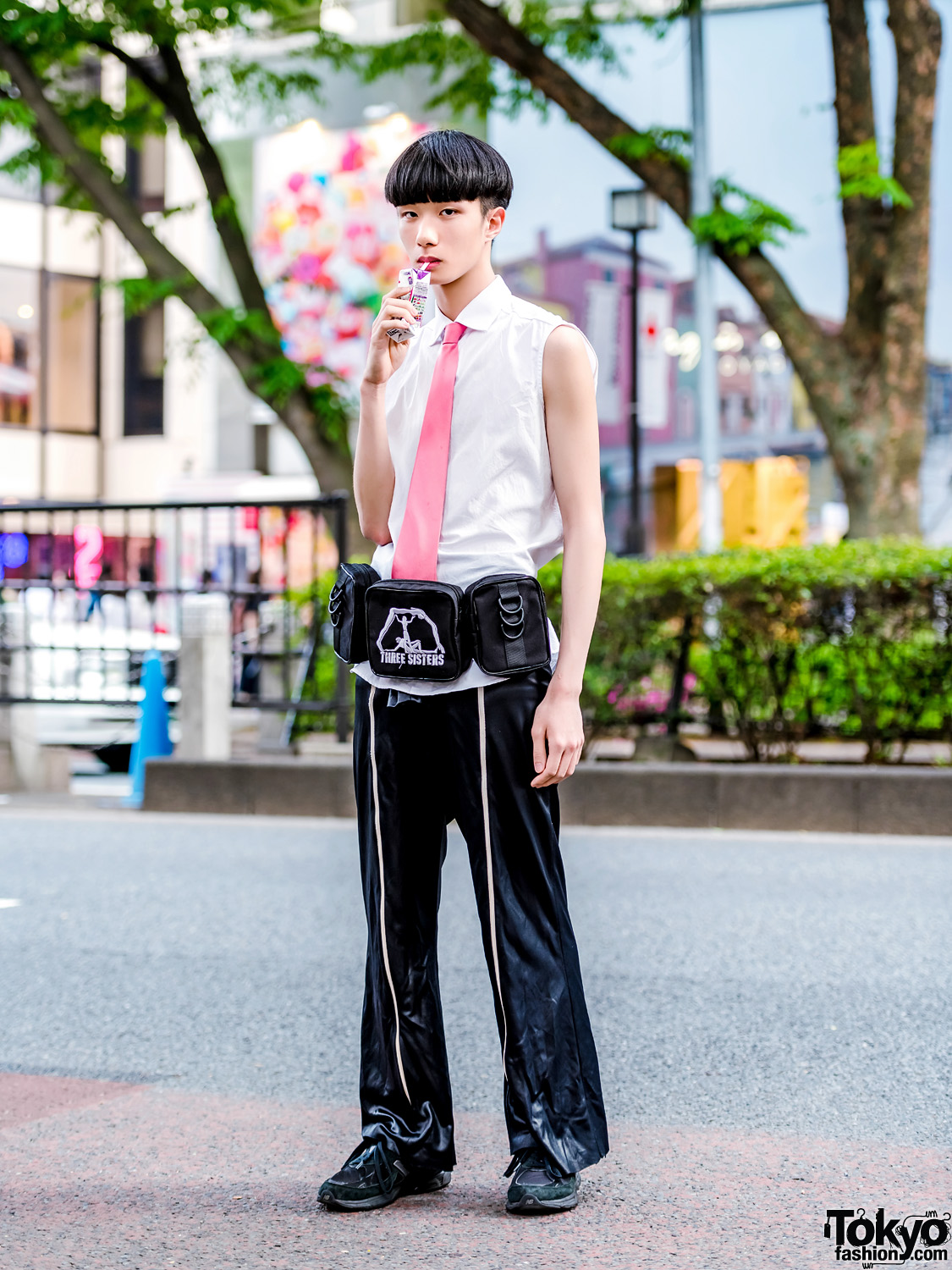 Tokyo Streetwear Style w/ Raf Simons Sleevless Top, Vintage Pants, Pameo Pose Bag & New Balance
