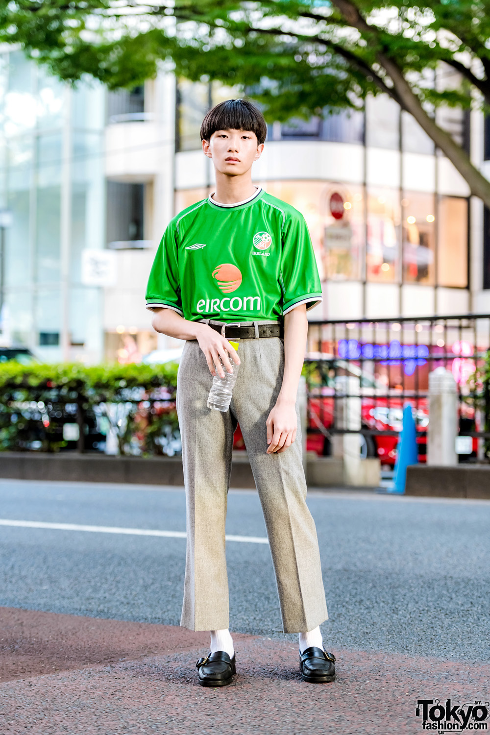 Moment Kantine houten Tokyo Streetwear Style w/ Umbro Soccer Jersey, Balenciaga Cropped Pants,  Ralph Lauren Loafers & Comme des Garcons Belt – Tokyo Fashion