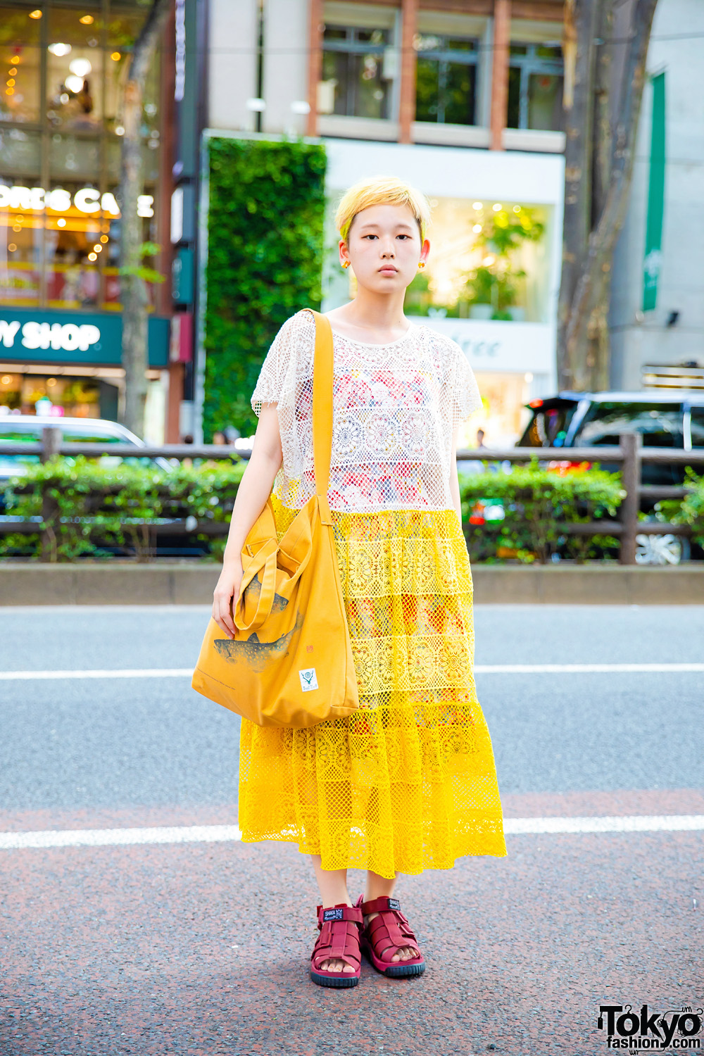 Harajuku Street Style w/ Pixie Cut, Zara Knit Dress Over UNIQLO Floral  Dress, Freak's Store Sandals & South2 West8 Tote Bag – Tokyo Fashion
