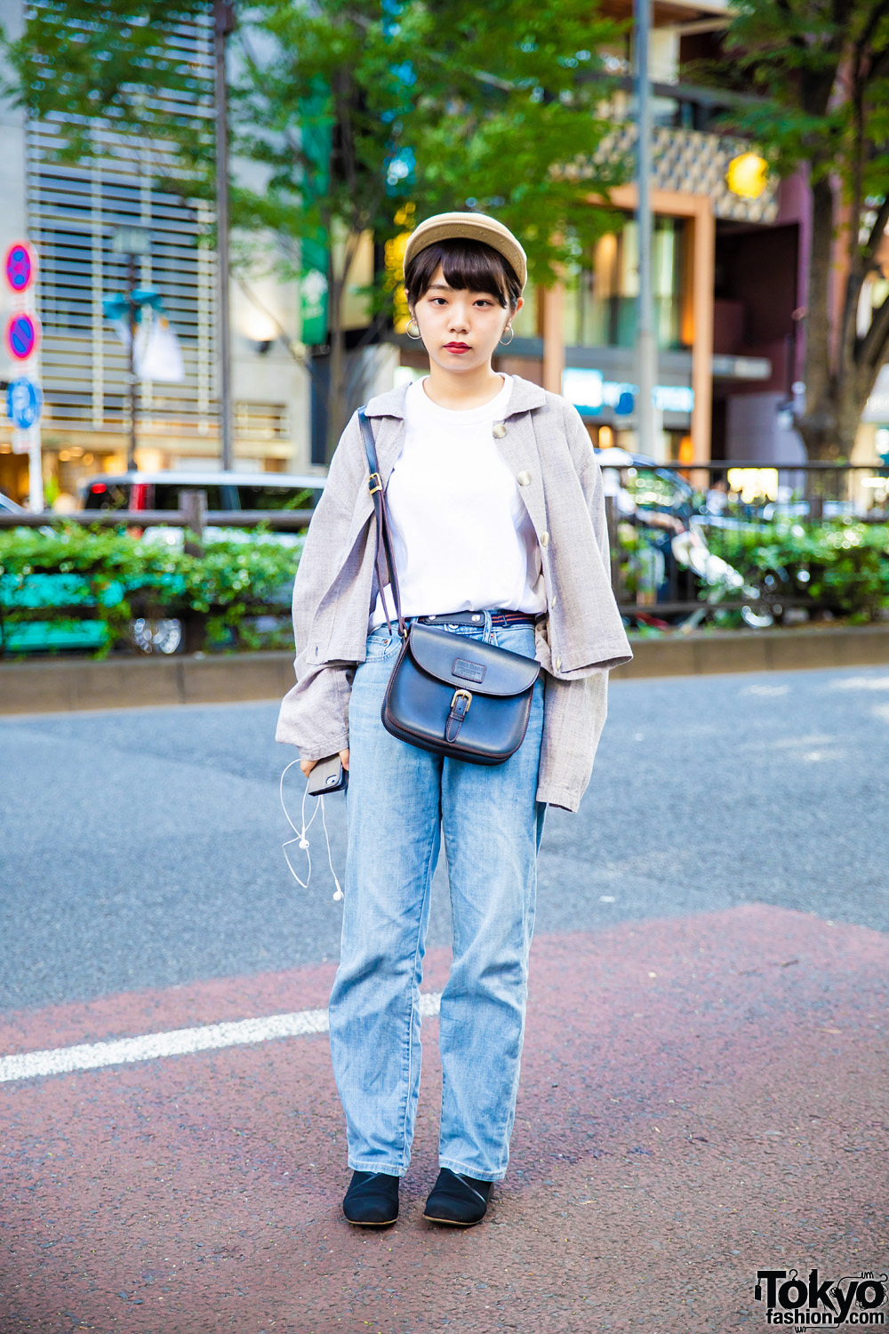 Casual UNIQLO Streetwear Style in Tokyo w/ Long Sleeved Linen Shirt, Suede Pumps, Leather Sling Bag & Kangol Newsboy Cap