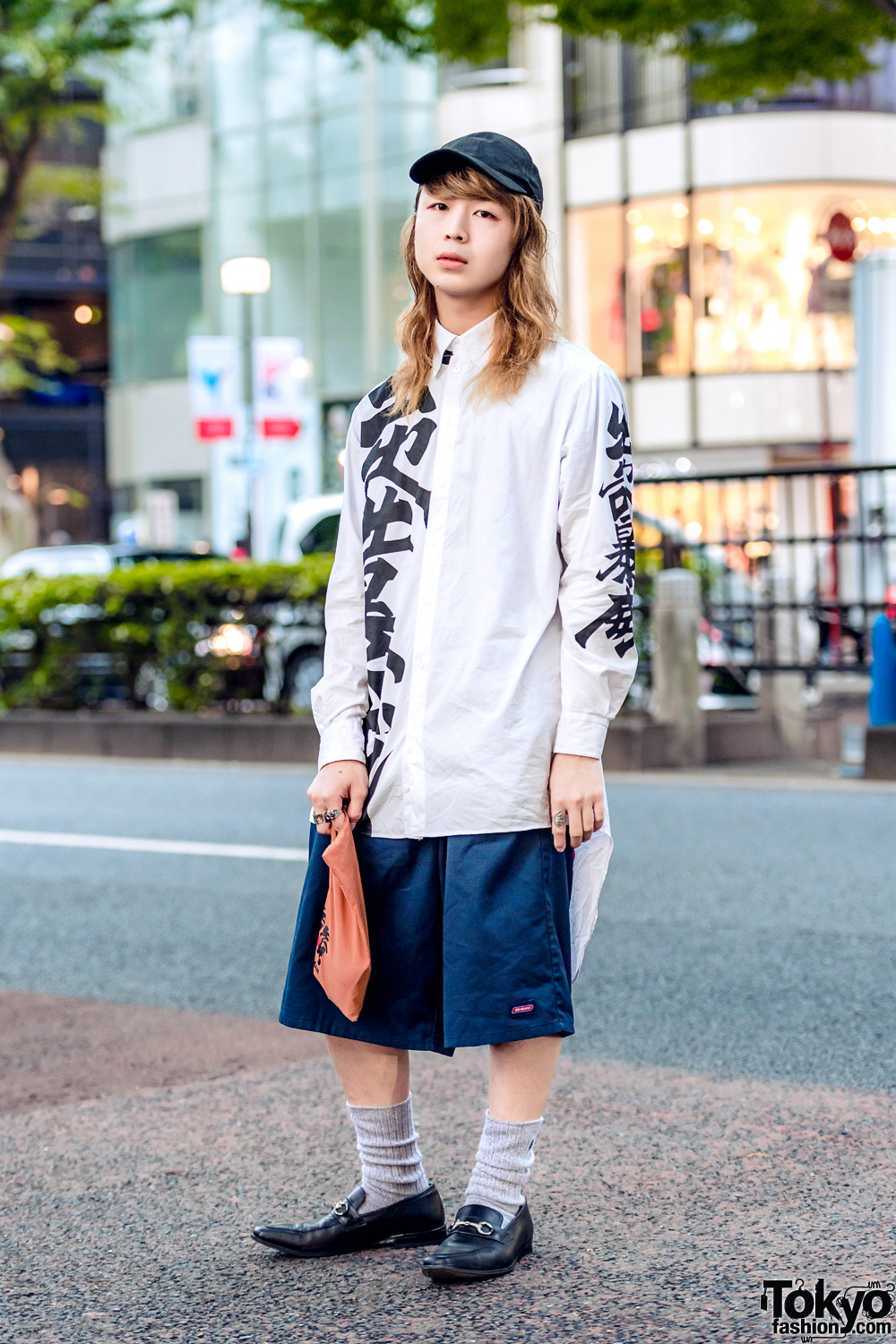 Fashion College Student in Monochrome Streetwear w/ Kansai