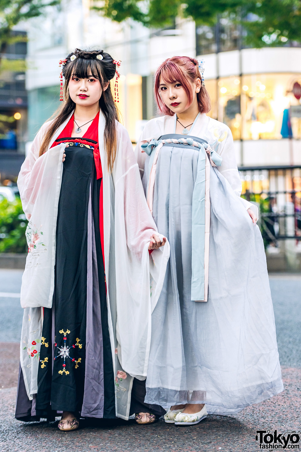 Traditional Chinese Hanfu Dresses & Floral Hair Accessories on the Street in Harajuku