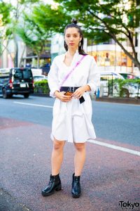 Harajuku Girl w/ White Shirt Dress, Pink Bag & Black Chelsea Boots ...