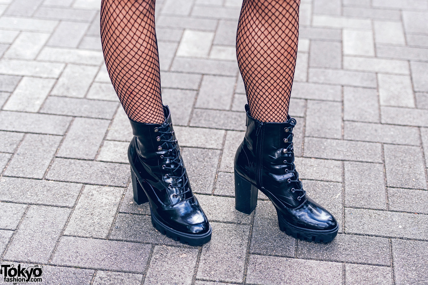Beauty Student w/ Black Leather Jacket, Jean Shorts, Fishnet Stockings &  Heeled Boots – Tokyo Fashion