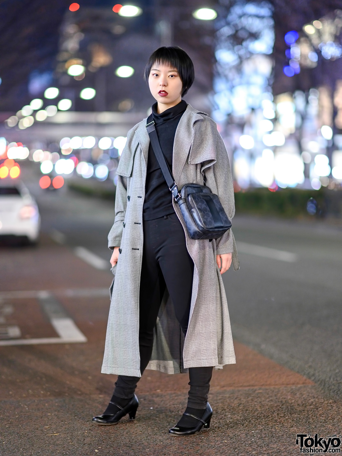Tokyo Minimalist Street Style w/ Urban Research Houndstooth Trench Coat, Skinny Jeans, Heeled Shoes & Coach Crossbody Bag