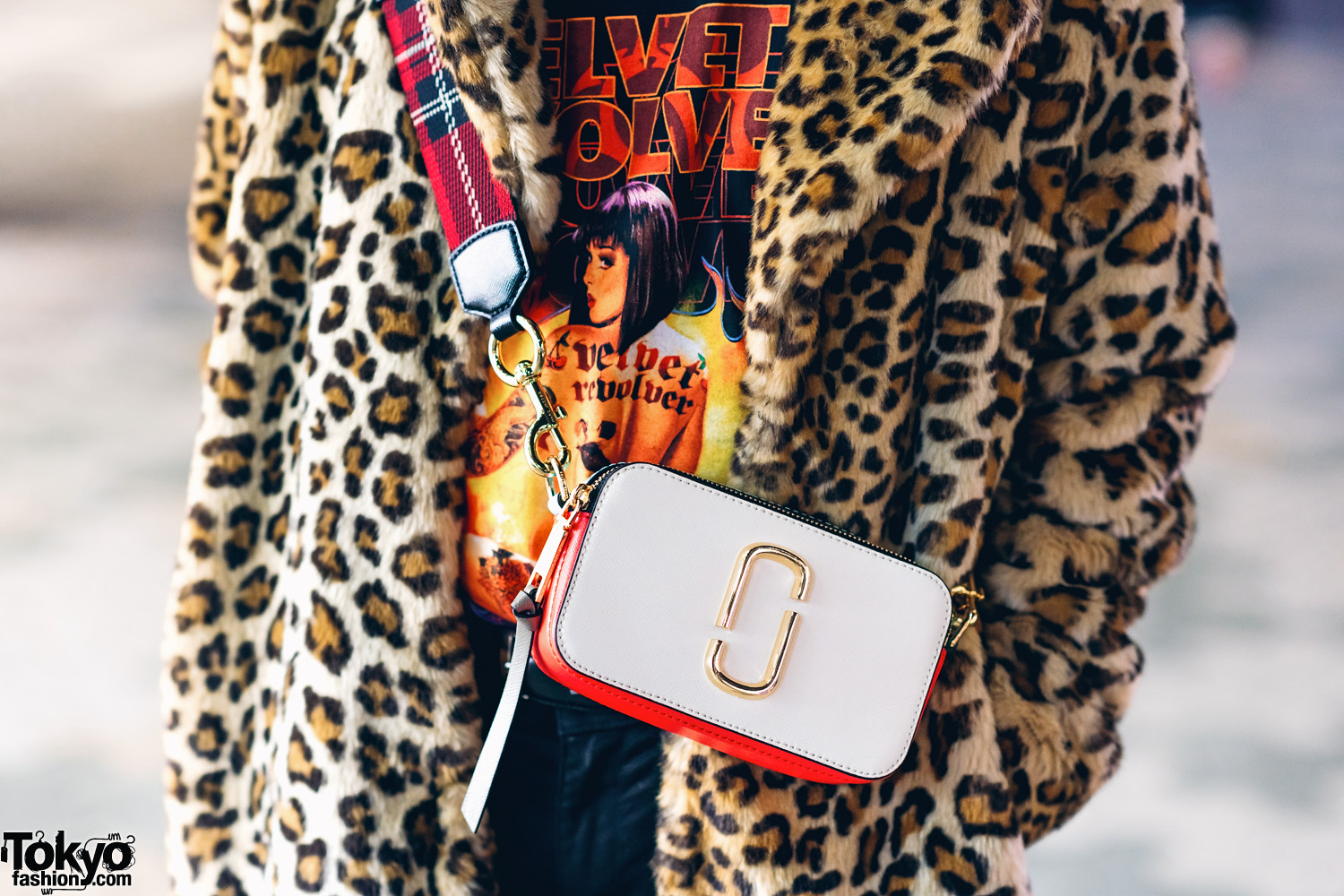 Harajuku Street Style w/ Leopard Print Faux Fur Coat, Vintage Shirt, Marc  Jacobs Crossbody Bag, Vivienne Westwood Armor Ring & Dr. Martens Boots –  Tokyo Fashion