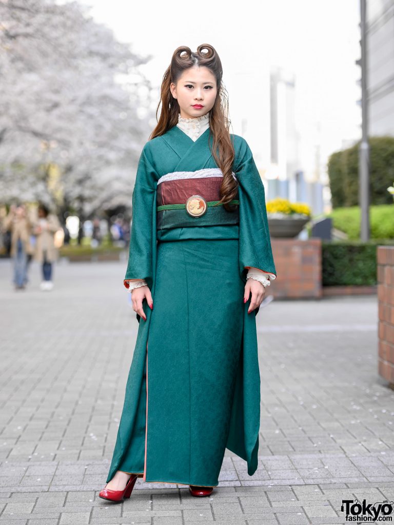 Vintage Japanese Kimono & Victory Rolls Hairstyle Street Style at Bunka ...