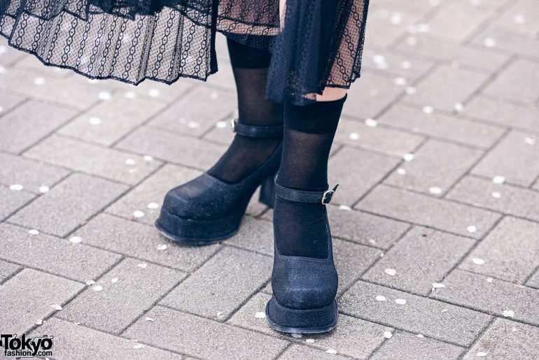 Japanese Model in Chic All Black Streetwear Style w/ Snidel Puff Sleeve ...