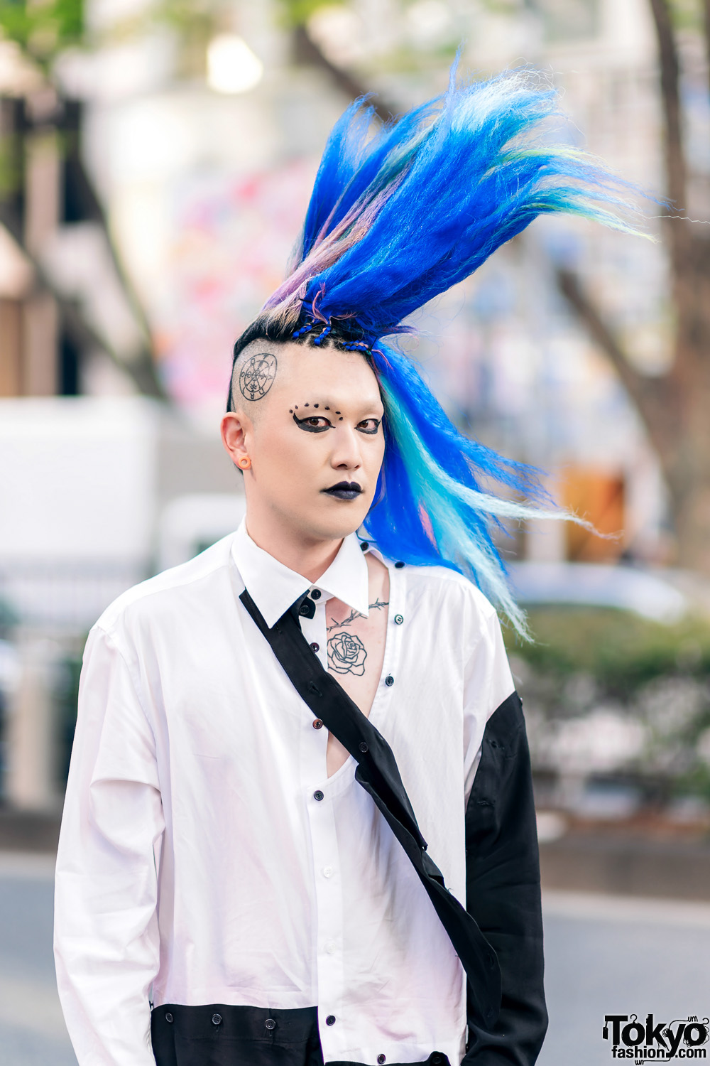 Vintage Fashion Buyer & Model in Harajuku w/ Tall Blue Hairstyle ...