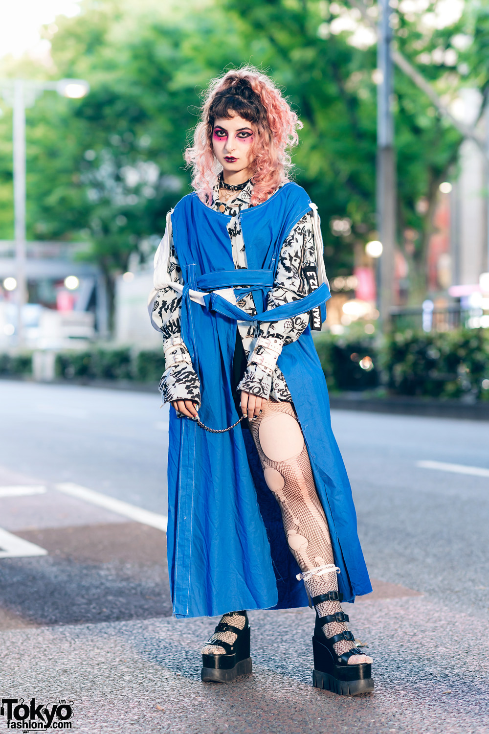 Street Fashion in Tokyo w/ Pink Curls,  Heiligtum Strap Robe, Graphite Shirt, Ripped Fishnets, Killers Accessories & Shibuya 109 Platforms