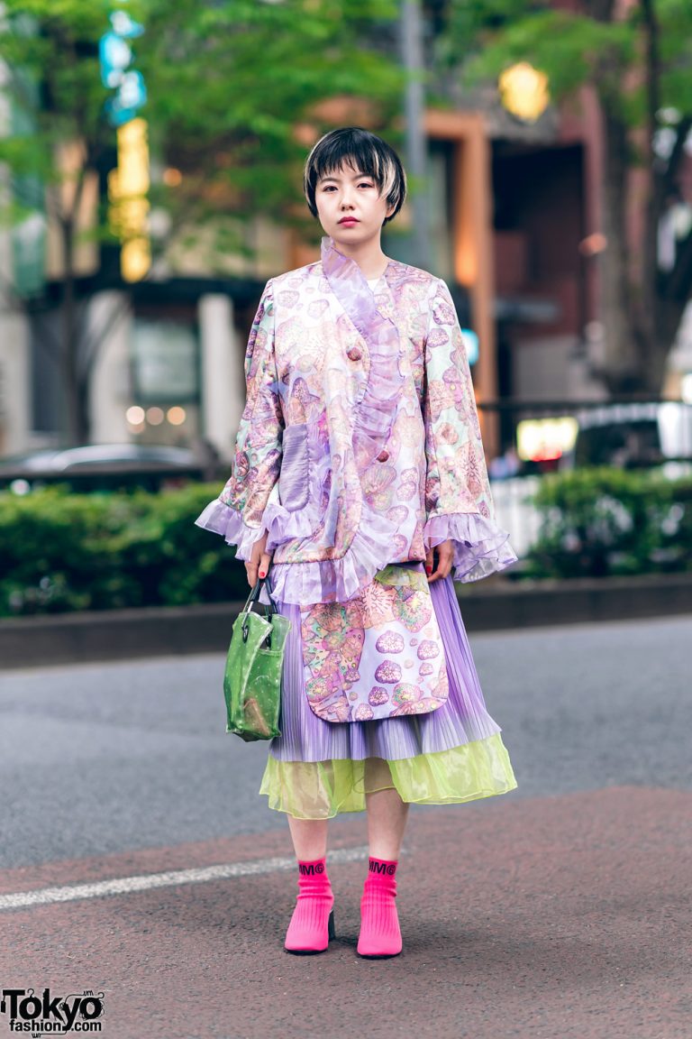 Harajuku Stylist Street Fashion w/ Streaked Bob, Kaoru Zhou Ruffle Coat ...