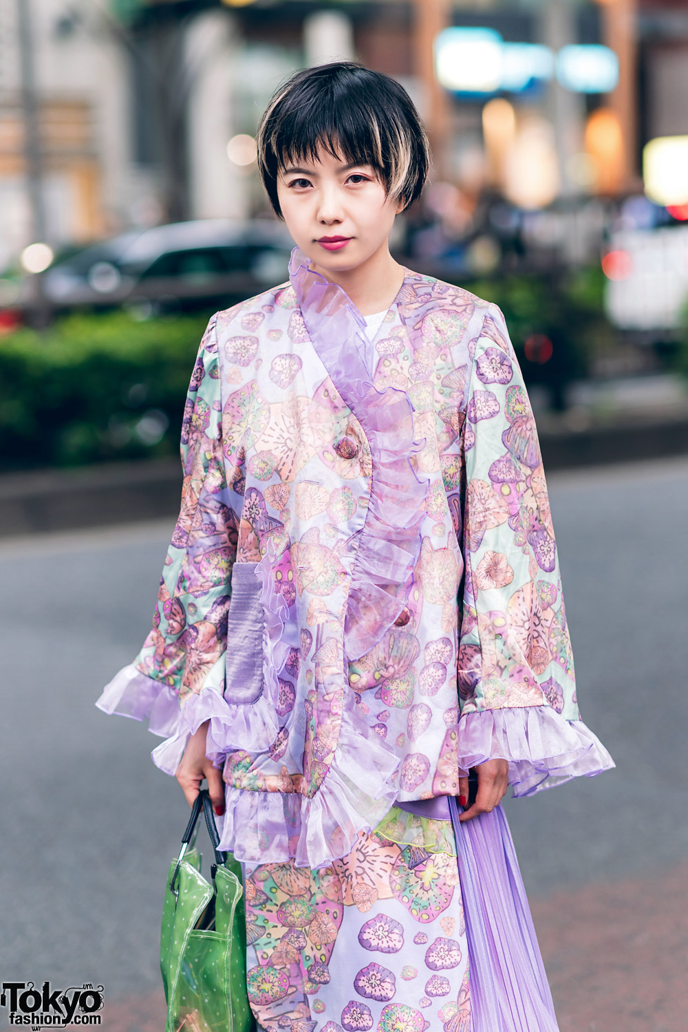 Harajuku Stylist Street Fashion w/ Streaked Bob, Kaoru Zhou Ruffle Coat ...