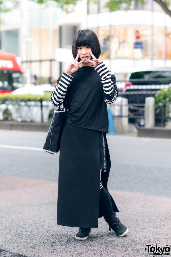 Black & White Harajuku Menhera Fashion w/ Menhera-Chan Badges, Listen Flavor, Cutout Top & High Top Sneakers