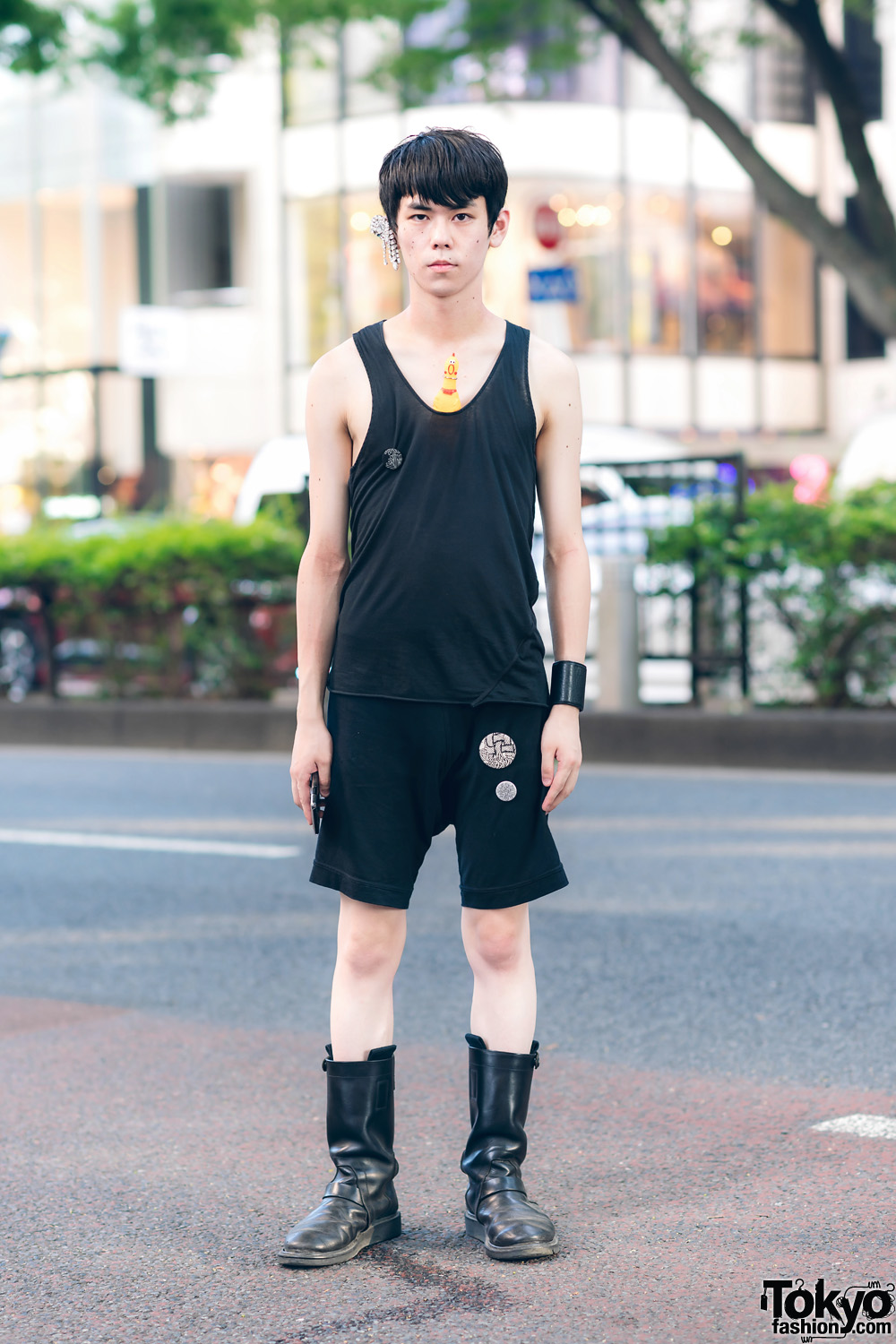 Stylish Japanese Menswear Style w/ Christopher Nemeth Two-Tone Jacket,  Leather Pants, Maison Margiela Boots & Printed Tote – Tokyo Fashion