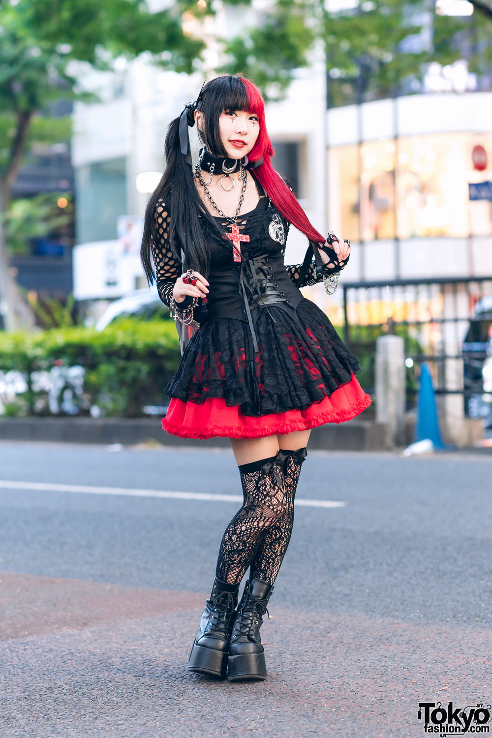 Gothic Harajuku Street Styles w/ Two-Tone Hair, Corset Belt, HellcatPunks S...