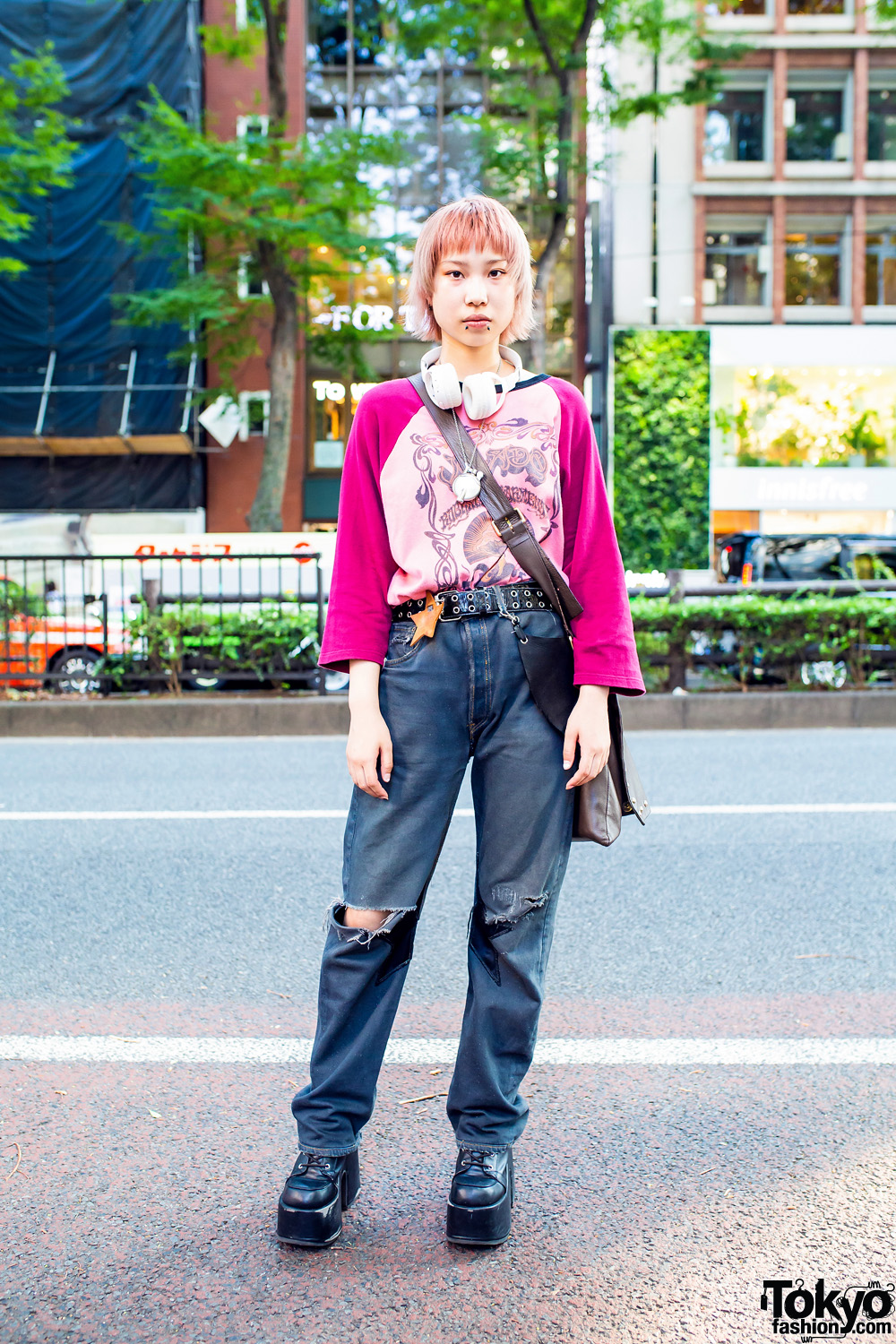 Harajuku Girl in Ripped Jeans Fashion w/ Lace Tube Top, GYDA Ripped Jeans,  Resexxy Heels, Vivienne Westwood Bag, Louis Vuitton and Coach Accessories –  Tokyo Fashion