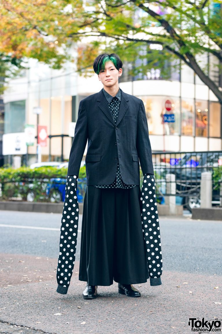 Monochrome Tokyo Street Style w/ Extra-Long Sleeves, Green Hair, Comme ...
