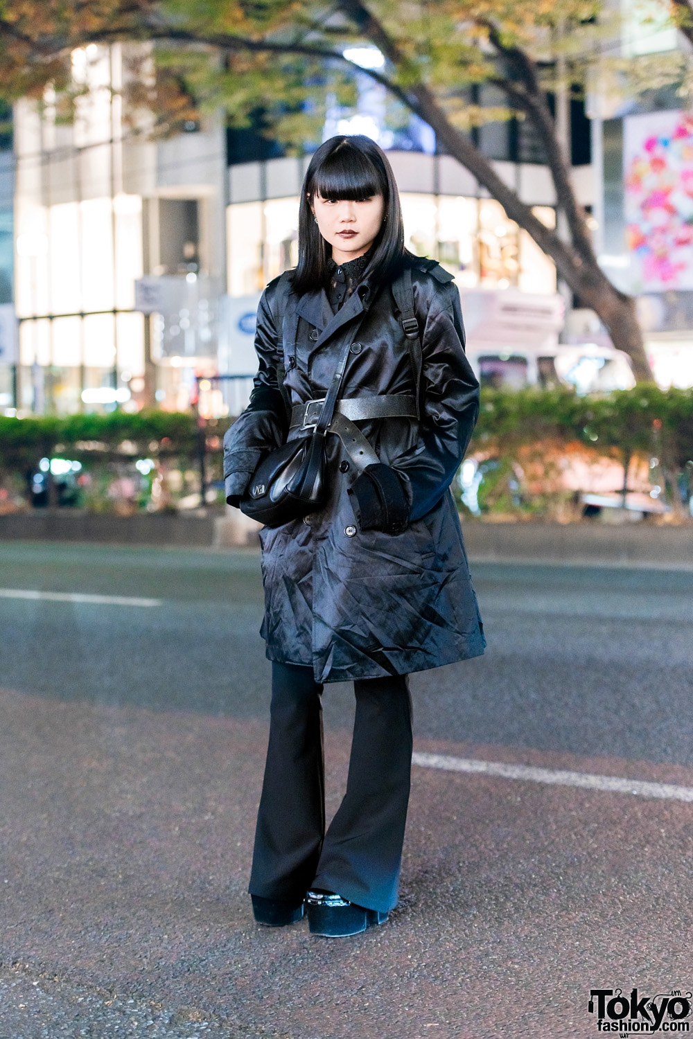 All Black Japanese Street Style w/ Long Bob, Trench Coat, Lace Shirt ...