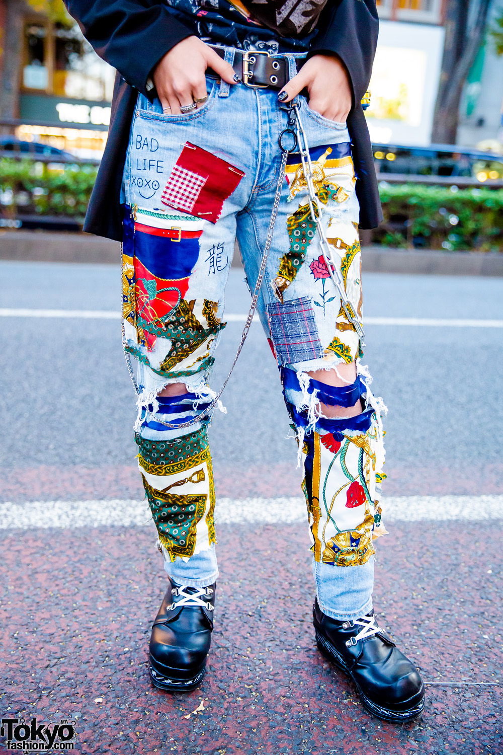 Japanese Street Style w/ Colorful Braids, Mask, Patchwork Jeans ...
