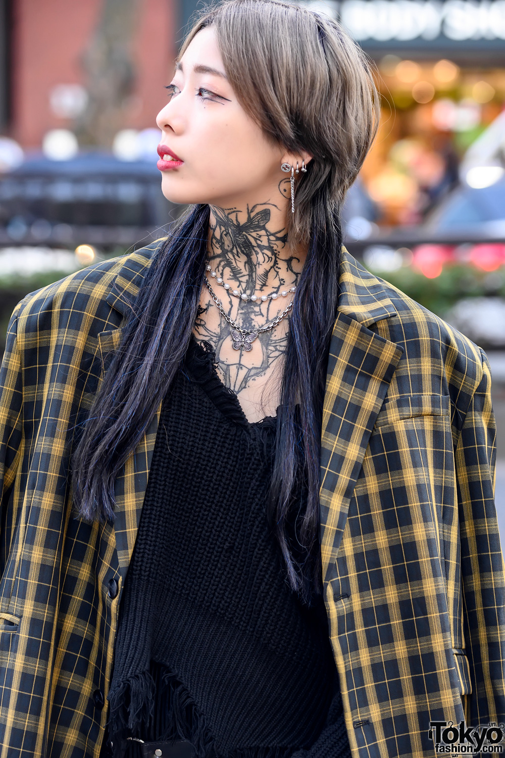 Slave to the Needle has designed a Japanese neck tattoo with flowers as the main motif