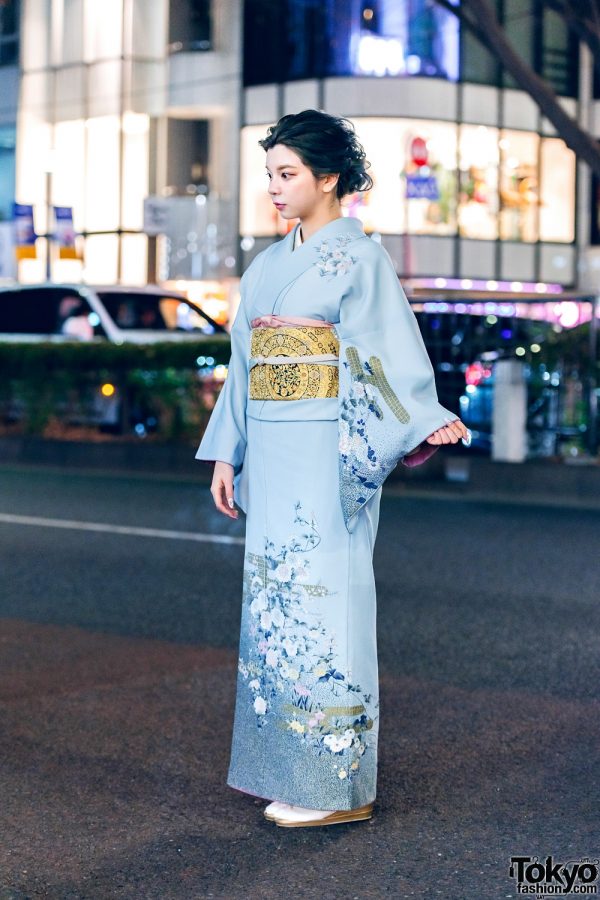 Japanese Kimono Street Style w/ Floral Kimono, Gold Obi & Sandals