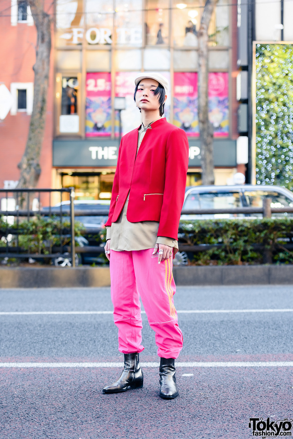 Colorful Tokyo Style w/ Eye Makeup, Beret, Cropped Jacket, Gosha Rubchinskiy x Adidas Pants, Gucci, Hermes & Saint Laurent Boots – Tokyo Fashion