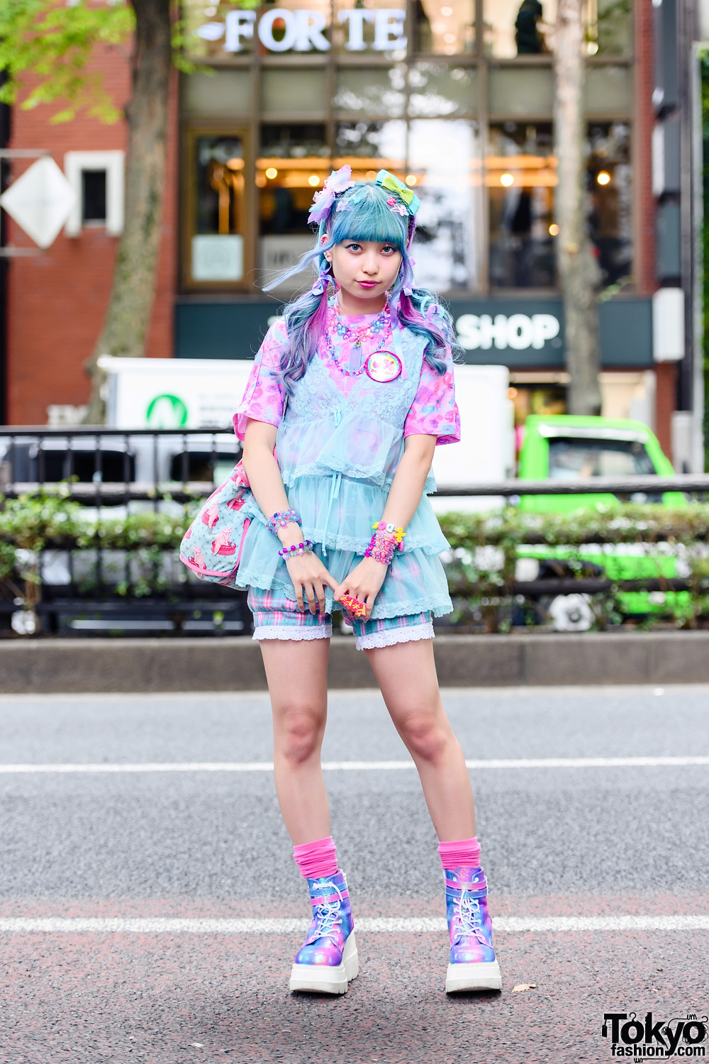 Blue and Pink Harajuku Street Style w/ 6%DOKIDOKI Lace Camisole, Pink ...