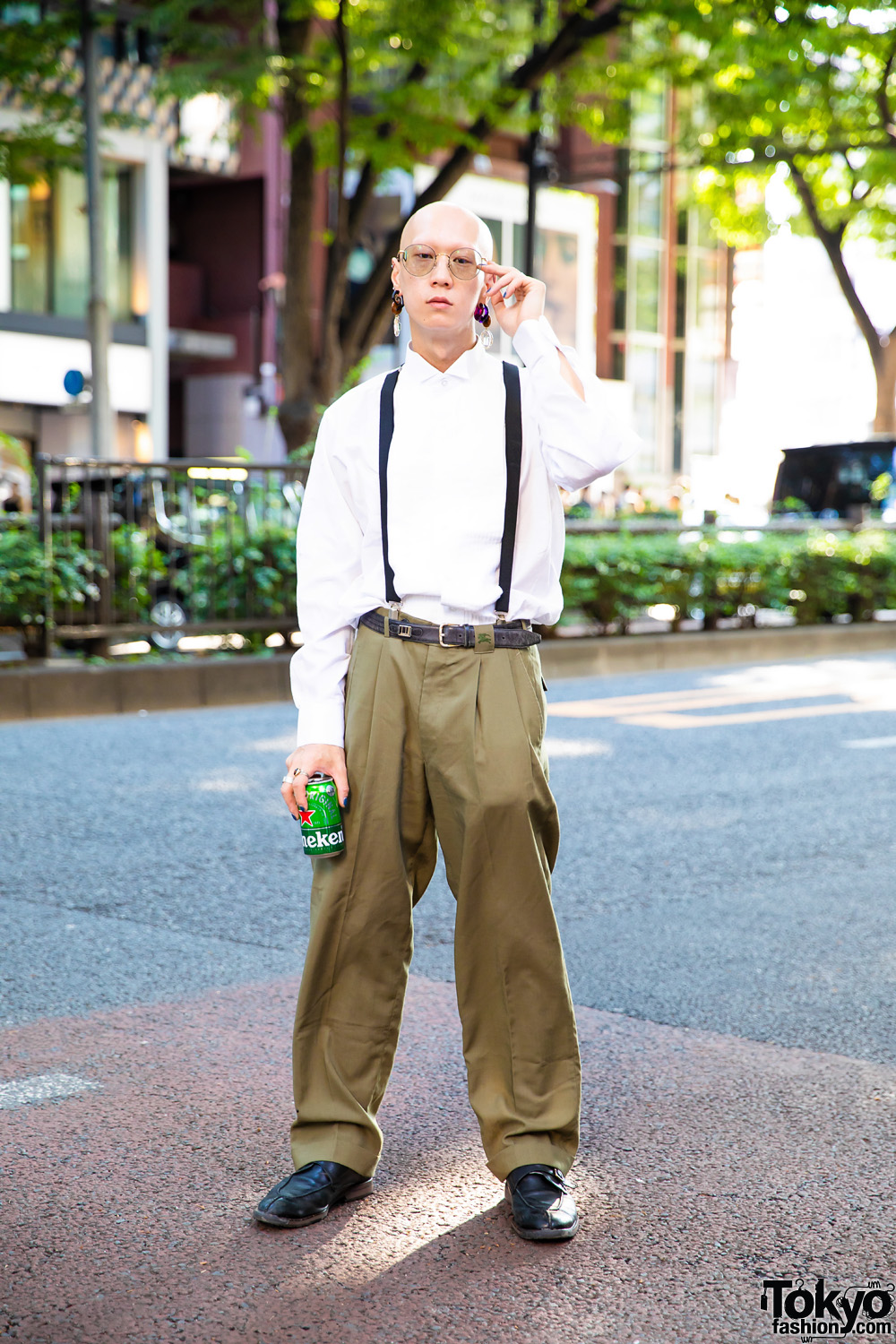 er nok Busk Glatte Dapper Street Style w/ Bull Horn Earrings, Vintage Pleated Shirt, Burberry  Khaki Pants, Suspenders & Saint Laurent Loafers – Tokyo Fashion