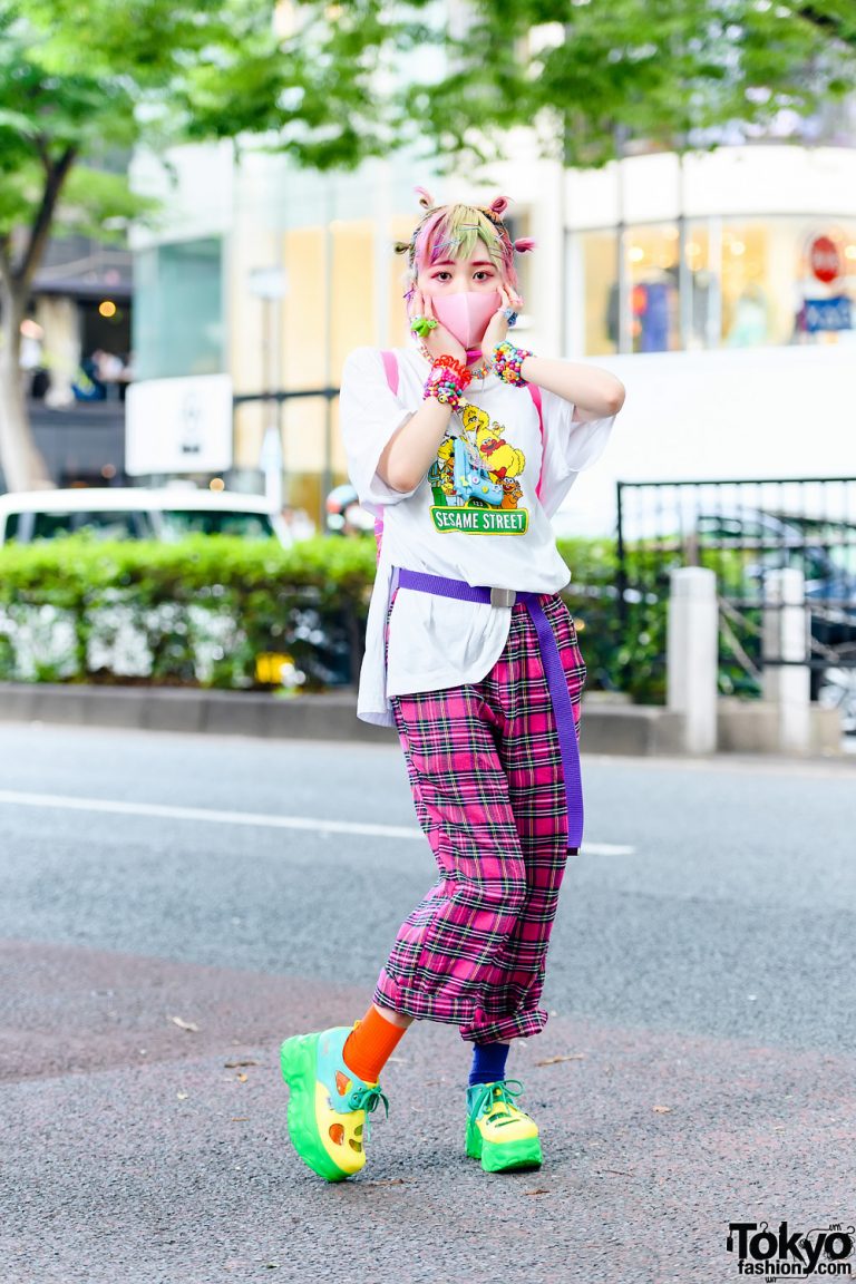Decora Girl in GU Sesame Street Shirt, ACDC Rag Plaid Pants, Yosuke ...