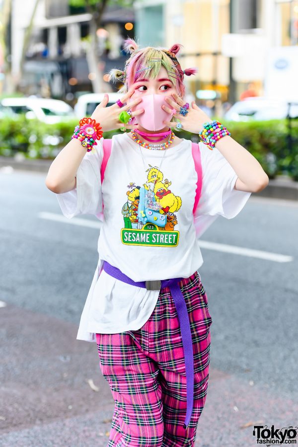 Decora Girl in GU Sesame Street Shirt, ACDC Rag Plaid Pants, Yosuke ...