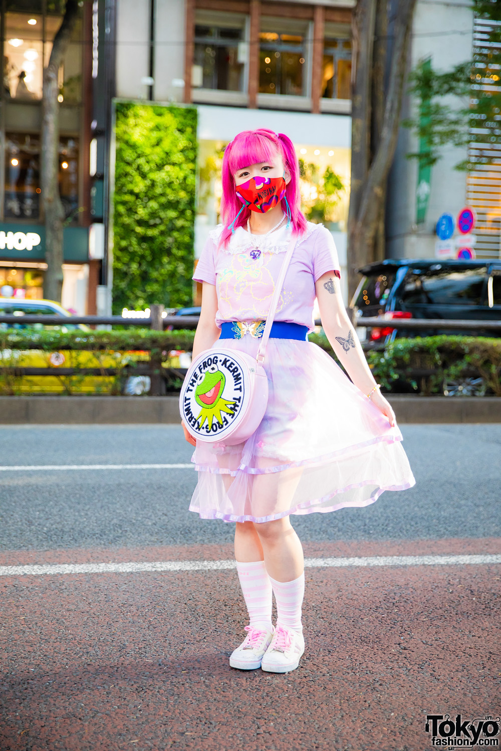 Kinji Shop Staff's Pastel Fashion w/ Pink Hair, Kobinai Mask, 6%DokiDoki, Milklim, G2?, Kermit the Frog Bag & Skechers Sneakers