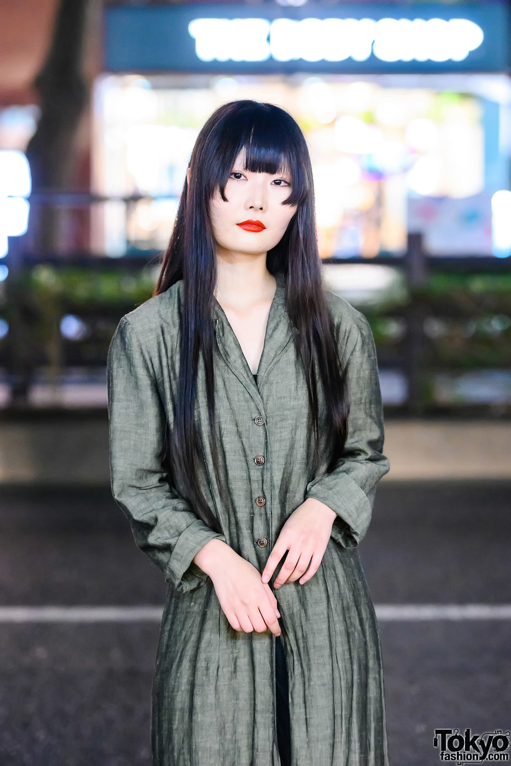 Minimalist Japanese Street Fashion w/ Long Black Hair Style, Vintage Linen  Coat, Uniqlo, Muji & Dr. Martens Boots – Tokyo Fashion
