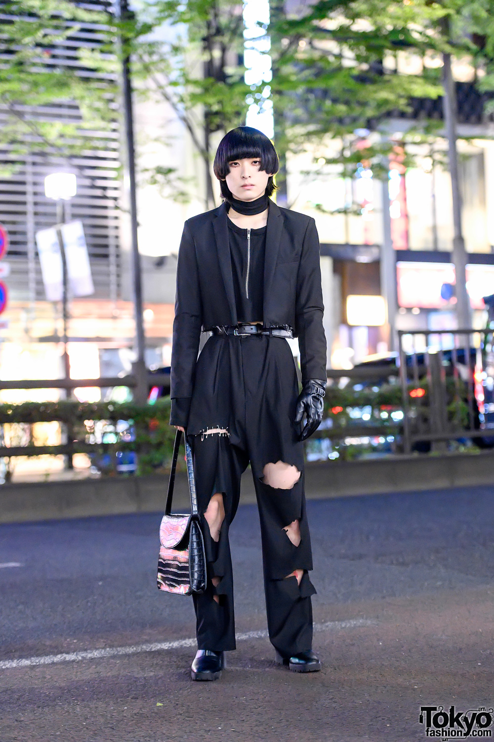 Harajuku Guy in Monochrome w/ Cool Hairstyle, Cropped Blazer, Cutout Fekete Pants, Single Leather Glove, Open The Door & Boots