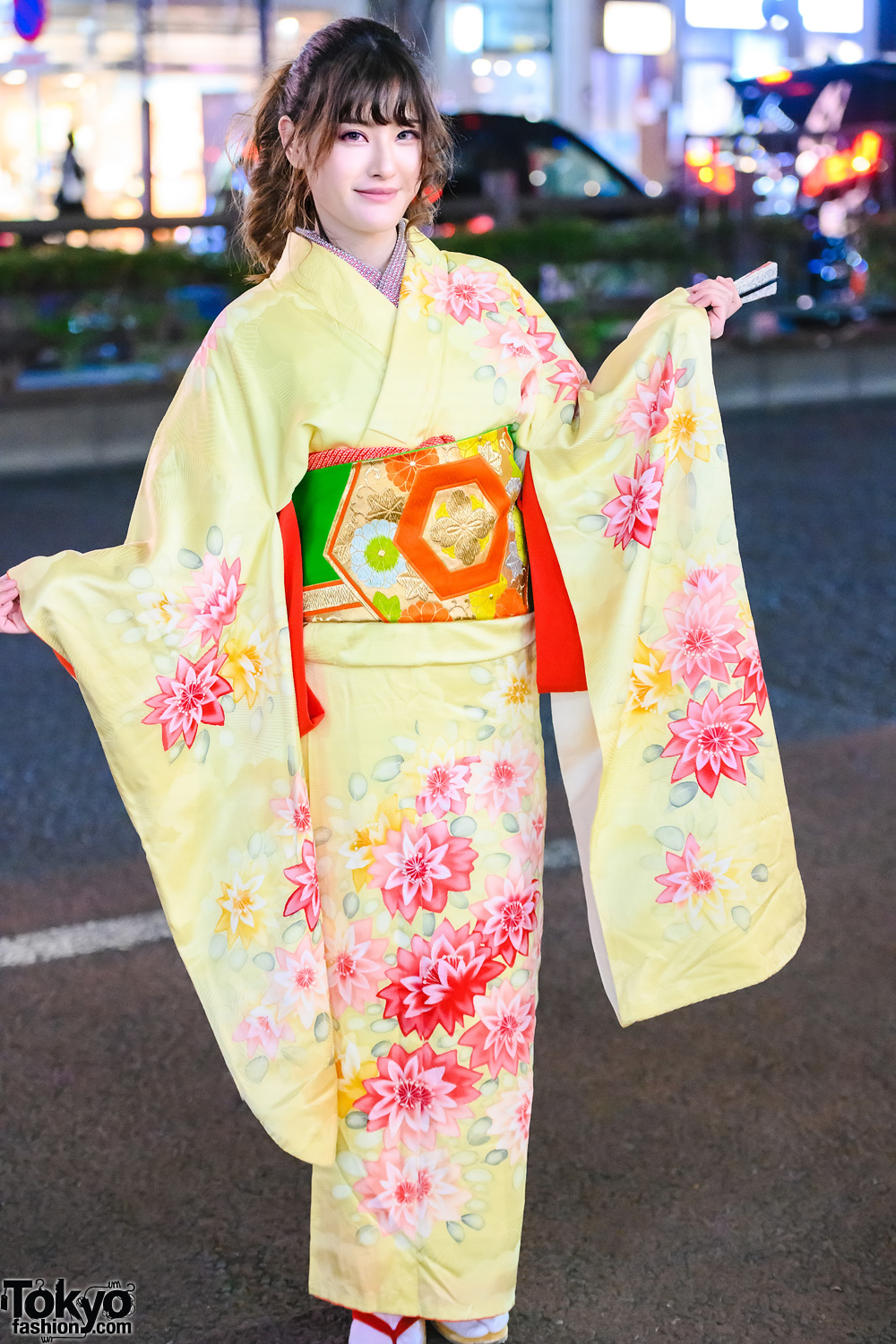 Japanese Kimono Street Styles w/ Fan, Floral Kimono, Belted Leather ...